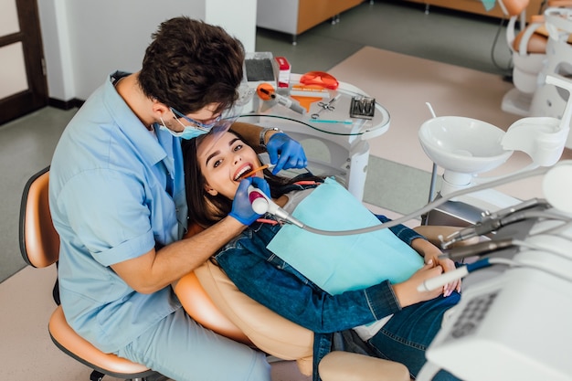 Sprzęt stomatologiczny – jakie materiały stomatologiczne do wypełnień
